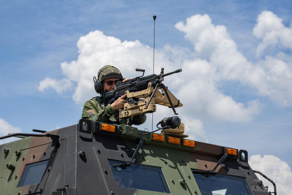 官兵持機槍模擬對敵警戒。（軍聞社記者吳柏融攝）