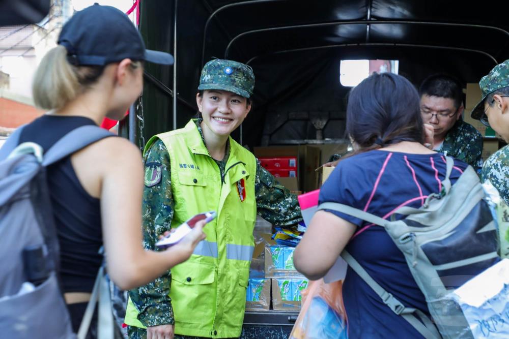 國軍心輔人員傳遞溫暖，發送補給品。（花防部提供）
