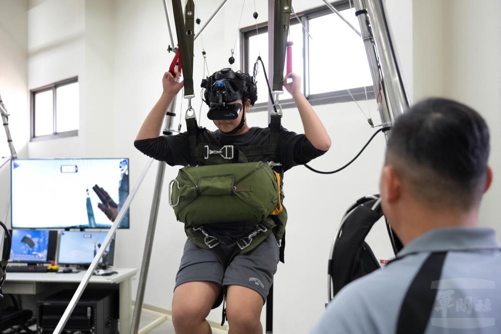 學員體驗VR操傘模擬器，嘗試操傘動作與空降著陸。（軍聞社記者林庭暉攝）