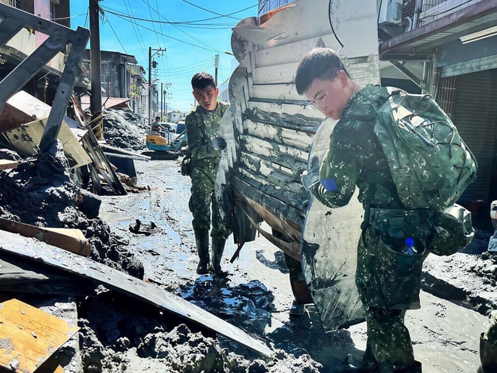 官兵執行災後復原任務。（陸軍司令部提供）