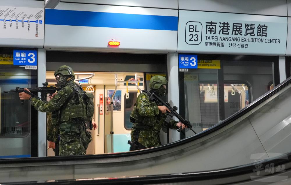 抵達目的地後，官兵離開車廂並對敵來襲方向實施警戒。（軍聞社記者侯凱議攝）