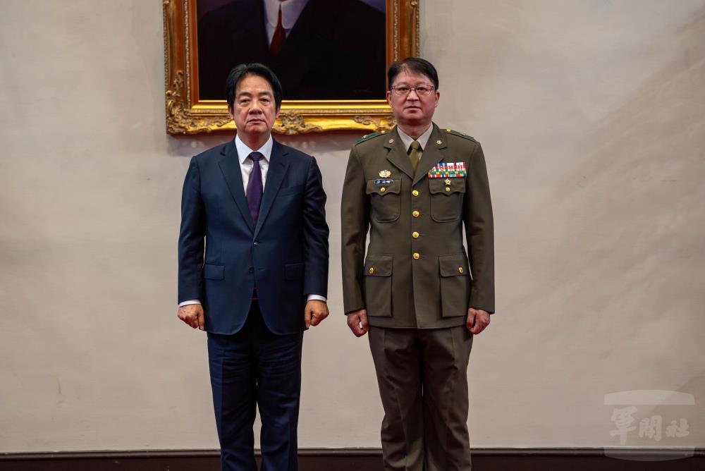 賴總統與潘少將合影。（軍聞社記者尤昱翔攝）