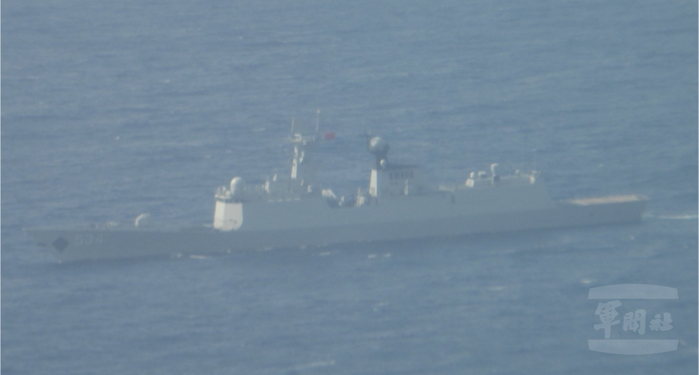 監控共軍江開2型054A型護衛艦。（國防部提供）