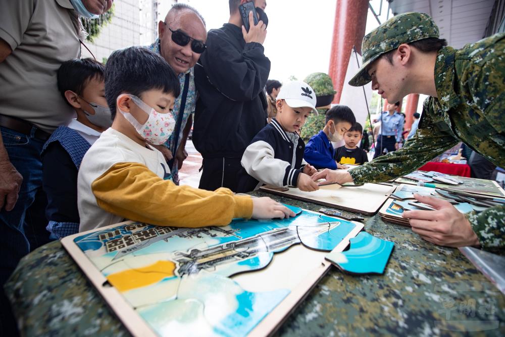 小朋友透過拼圖，瞭解國軍各式武器裝備。（軍聞社記者王茗生攝）