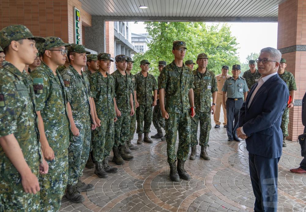 徐副部長前往蘭指部，轉達顧部長的關懷與勉勵。（軍聞社記者吳柏融攝）