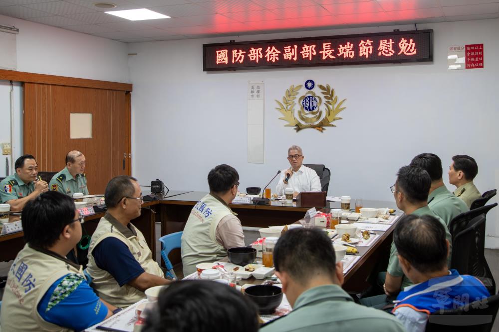 徐副部長與高雄市後備指揮部同仁及後備輔導幹部座談並會餐。（軍聞社記者王進福攝）
