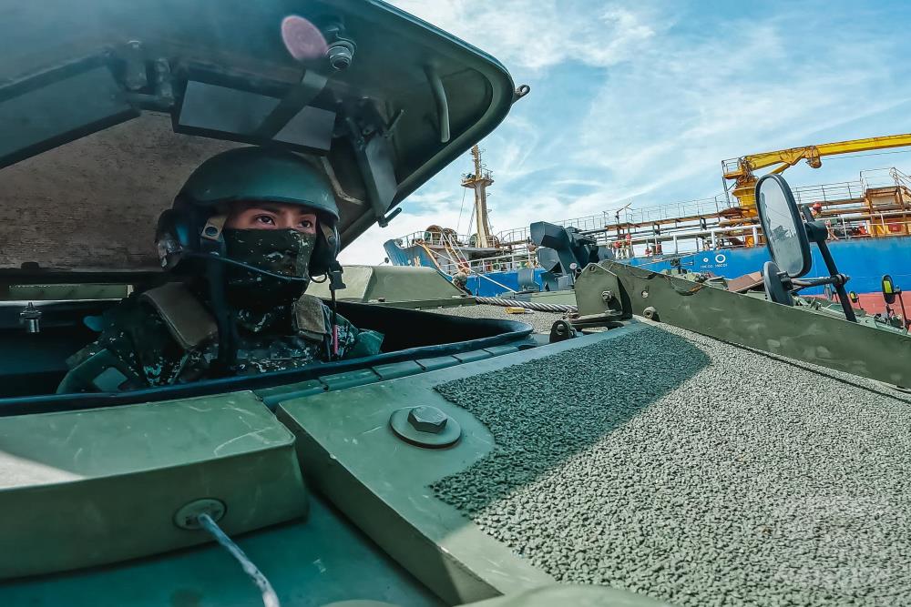 官兵駕駛甲車，戰術機動至目標區域。（軍聞社記者林庭暉攝）