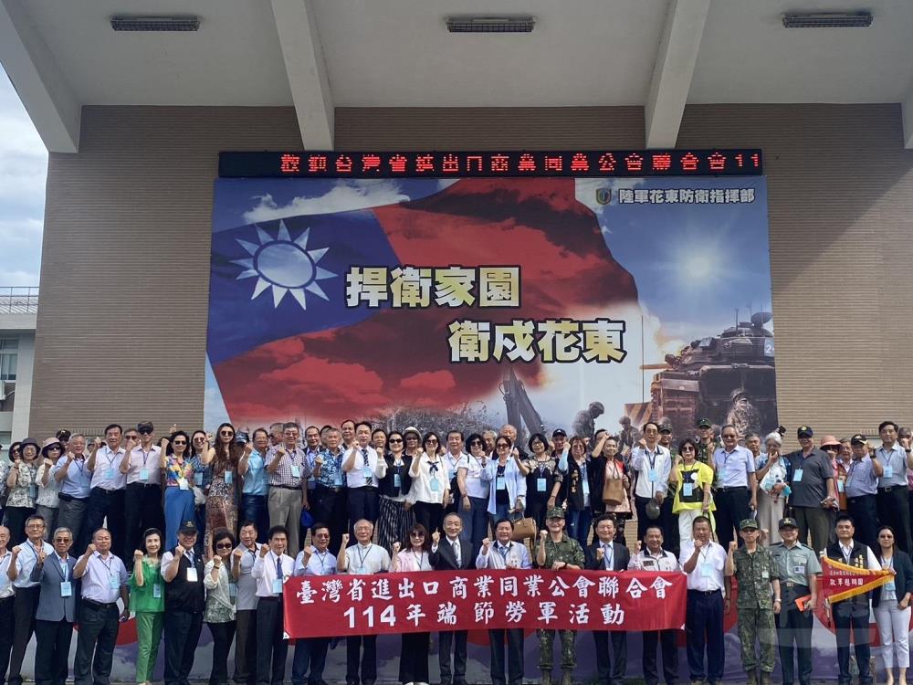 敬軍團與官兵合影。(軍友社提供) 敬軍團與官兵合影。(軍友社提供)