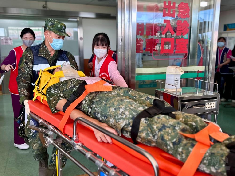 衛生營官兵協同旗山醫院執行緊急傷患處置。（陸軍第八軍團提供）
