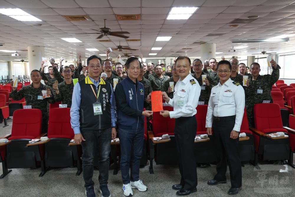 李局長致贈慰勞金予海軍新兵訓練中心。（軍聞社記者林澤廷攝）