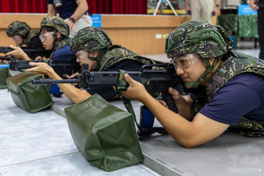 透過模擬射擊競賽活動，深化學子全民國防意識。（軍聞社記者蔡枋澐攝）