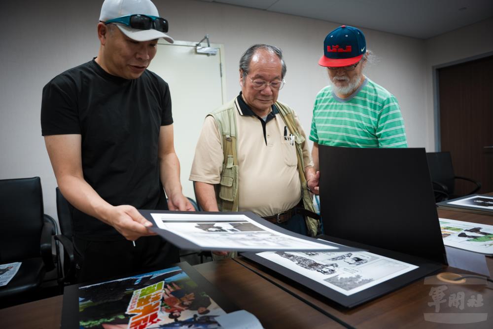 評審委員審閱社會組漫畫參賽作品。（軍聞社記者劉哲宇攝）