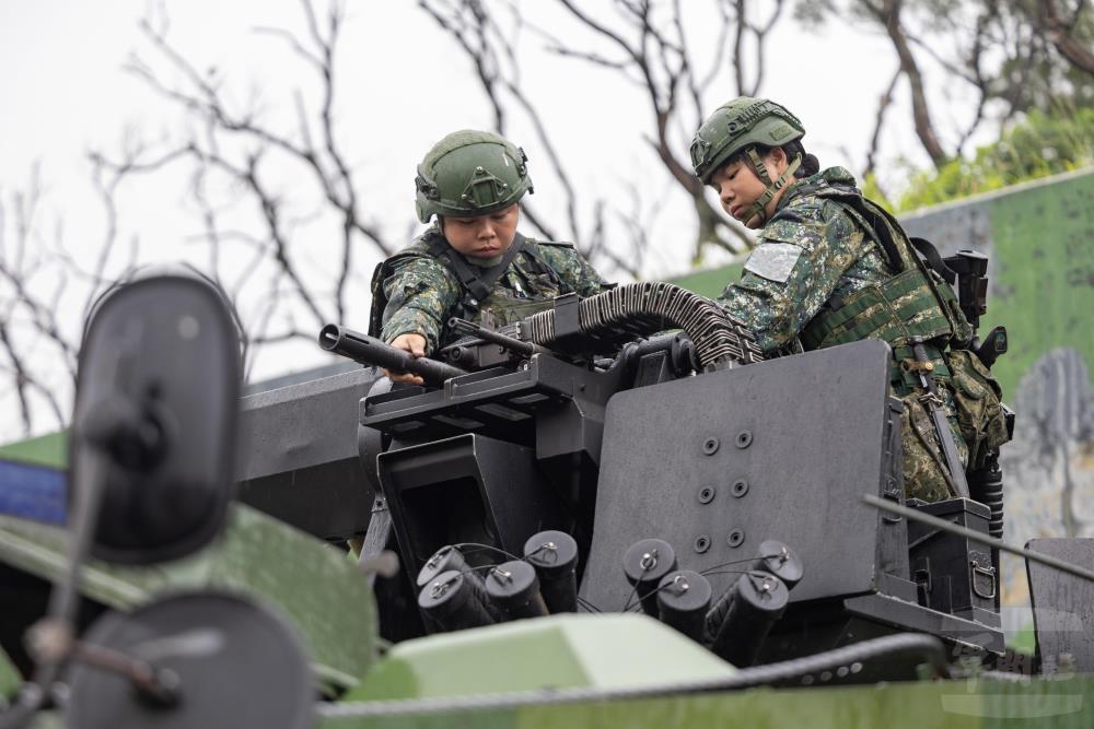 官兵將40榴彈槍固定於槍塔。（軍聞社記者吳柏融攝）
