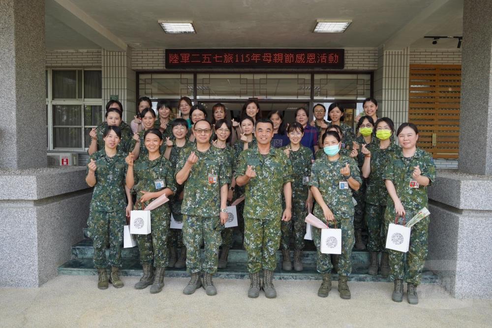 10軍團所屬單位溫馨慶祝母親節　肯定官兵辛勞奉獻