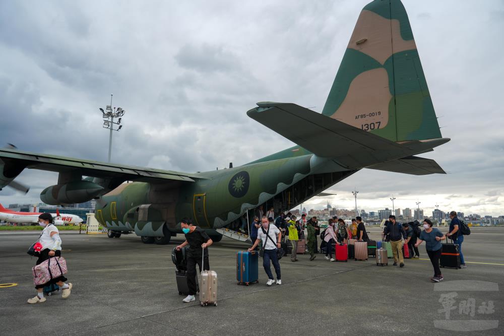 空軍C-130支援疏運　協助外離島鄉親返臺