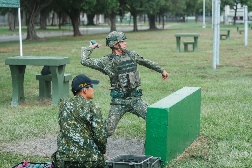 官兵進行手榴彈投擲競賽。(軍聞社記者林庭暉攝) 官兵進行手榴彈投擲競賽。(軍聞社記者林庭暉攝)