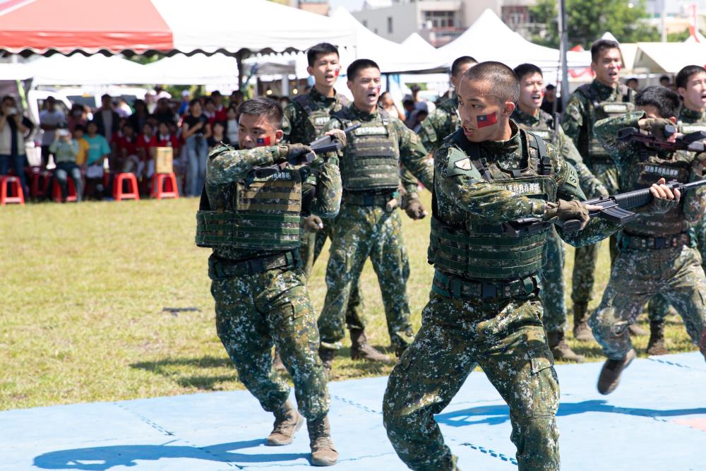 特戰官兵戰技操演。（軍聞社記者卓以立攝）