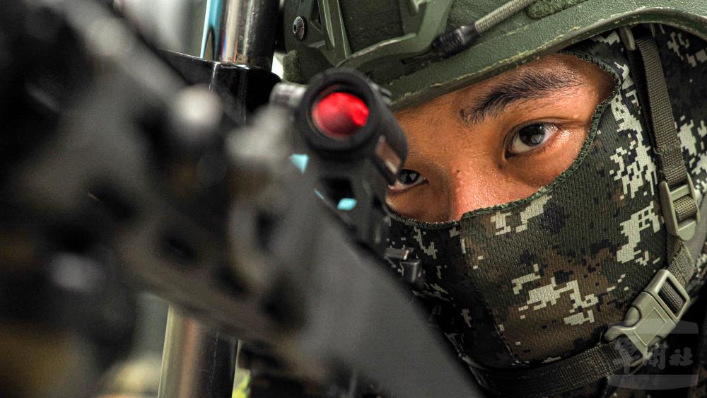 官兵神情專注。（軍聞社記者陳軍均攝）
