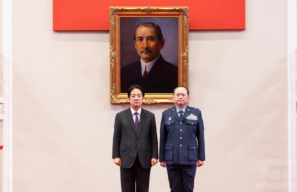 賴總統與李少將合影。(軍聞社記者吳柏融攝) 賴總統與李少將合影。(軍聞社記者吳柏融攝)