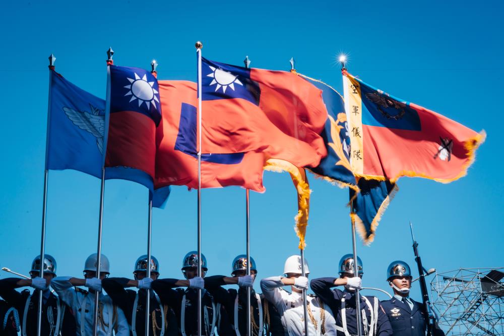 三軍聯合樂儀隊在豔陽下進行操演。（軍聞社記者吳東昇攝）
