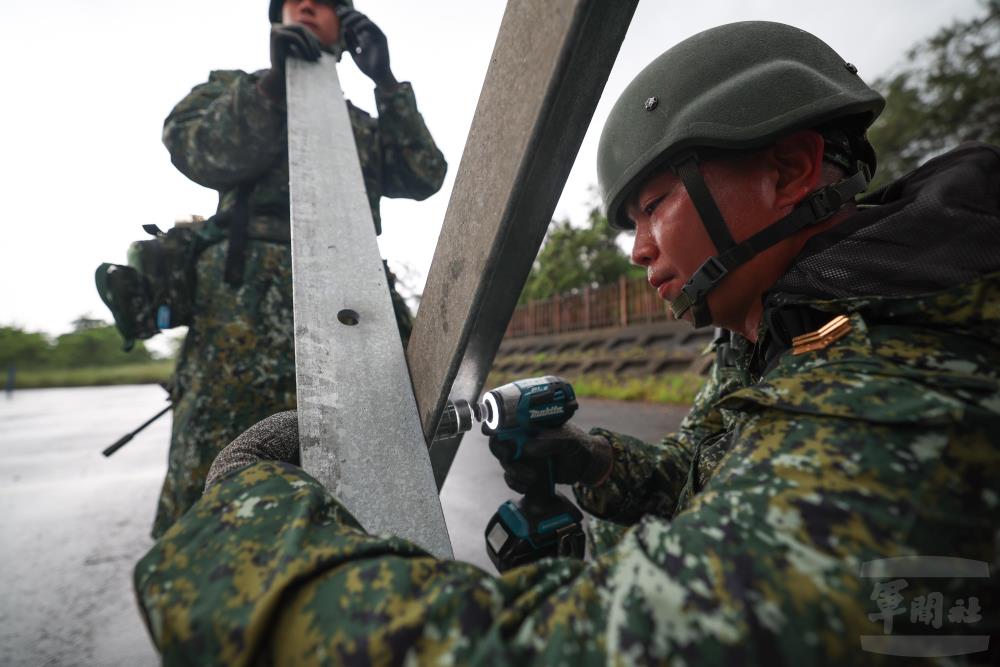 官兵架設鋼刺蝟。（軍聞社記者林澤廷攝）