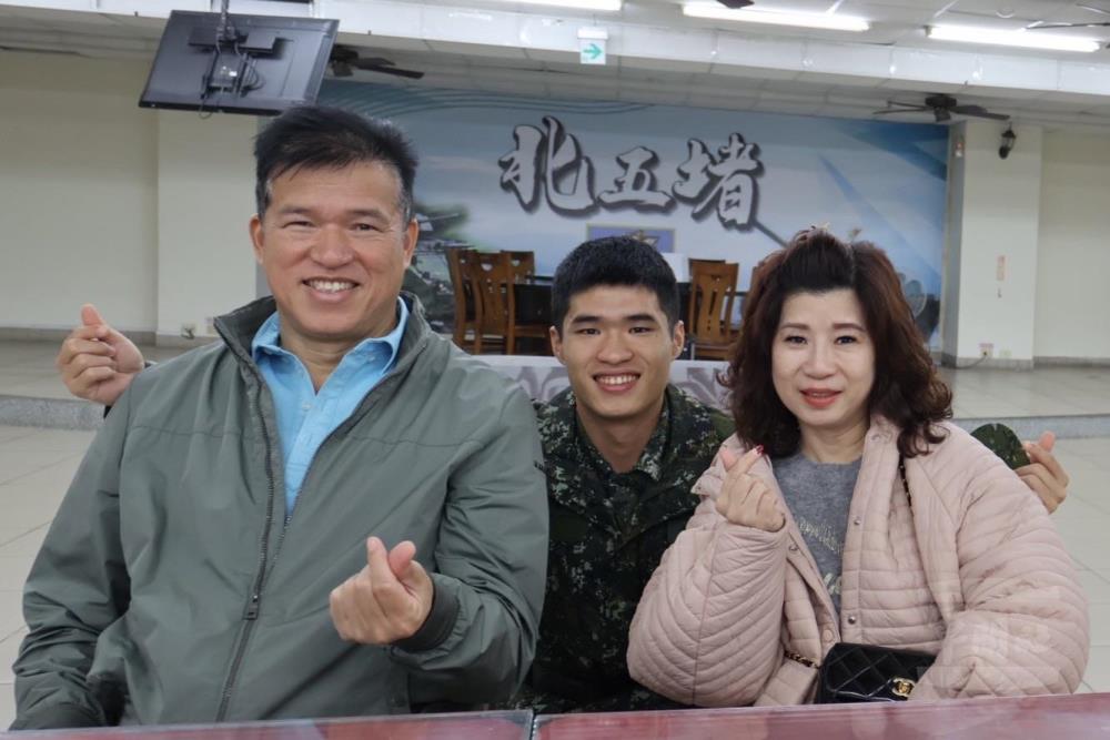 寶眷與子弟合影。（關指部提供）