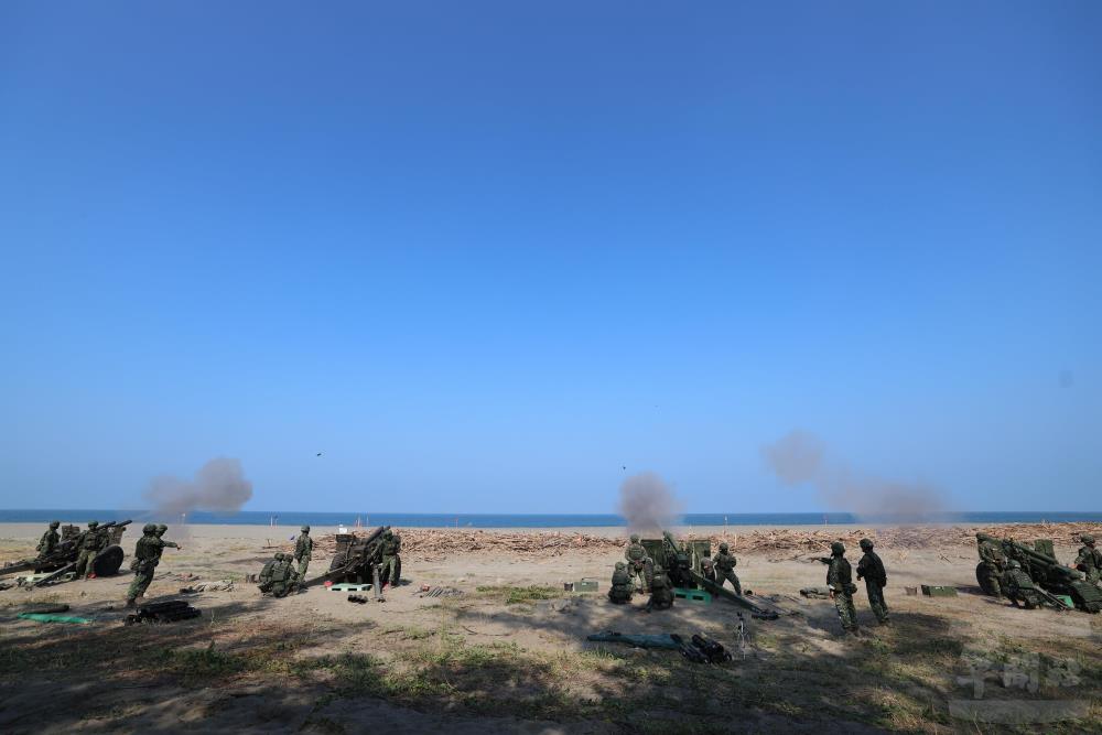 105公厘榴彈砲射擊。（軍聞社記者林澤廷攝）