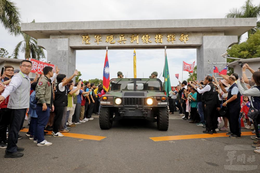 砲訓部30日最後一批移防車隊自永康營區正門啟程。(青年日報提供) 砲訓部30日最後一批移防車隊自永康營區正門啟程。(青年日報提供)