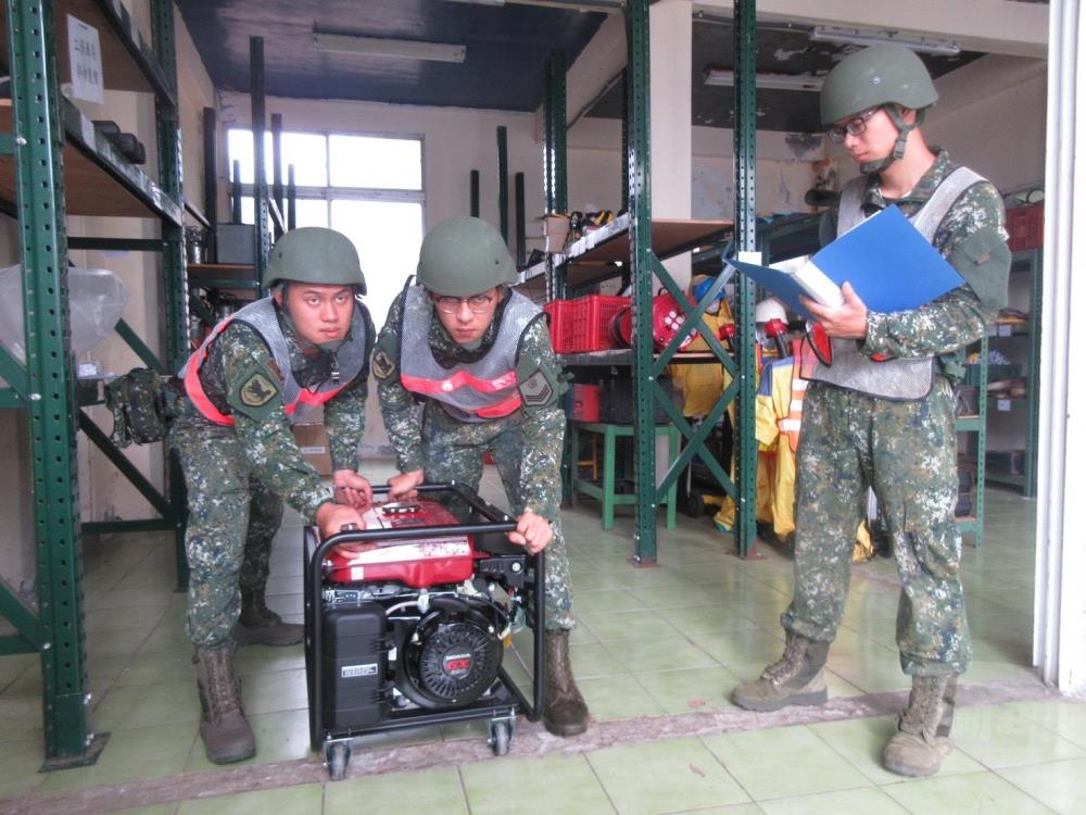 官兵檢整大型抽水機。（第五作戰區提供）