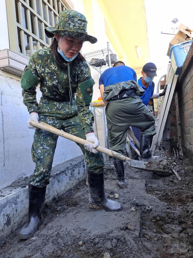 官兵共同為受災民眾盡一份心力，讓民眾早日回到正常生活。（裝訓部提供）