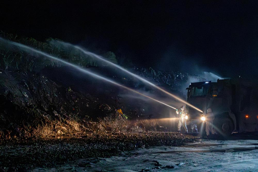 第三作戰區化學兵部隊6日夜間於光復鄉垃圾暫屯區實施消毒。（軍聞社記者尤昱翔攝）