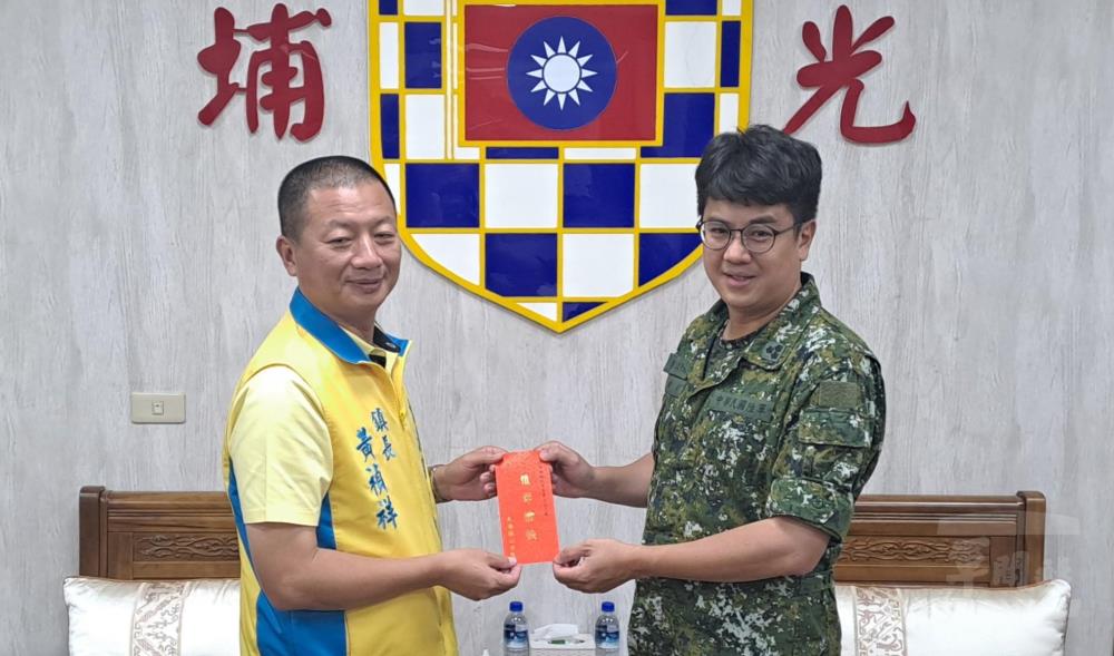 東港鎮秋節敬軍慰問 感謝國軍守護家園辛勞 東港鎮秋節敬軍慰問 感謝國軍守護家園辛勞