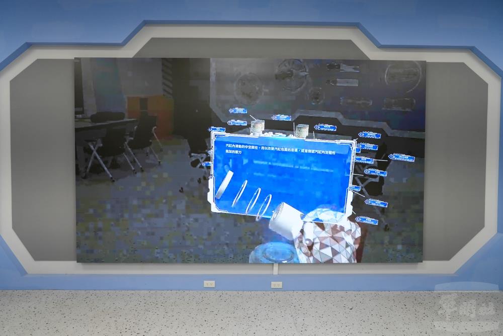 教官可依教學需求，隨時修改各項零件描述。（軍聞社記者江騏安攝）