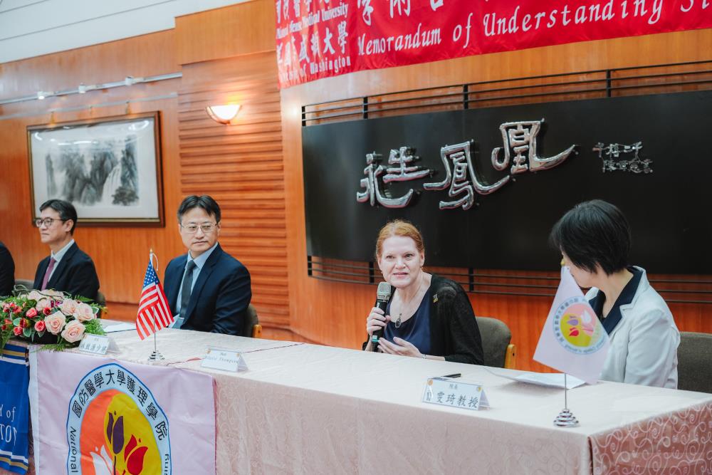 華盛頓大學護理學院Hilaire Thompson院長致詞。（軍聞社記者劉哲宇攝）