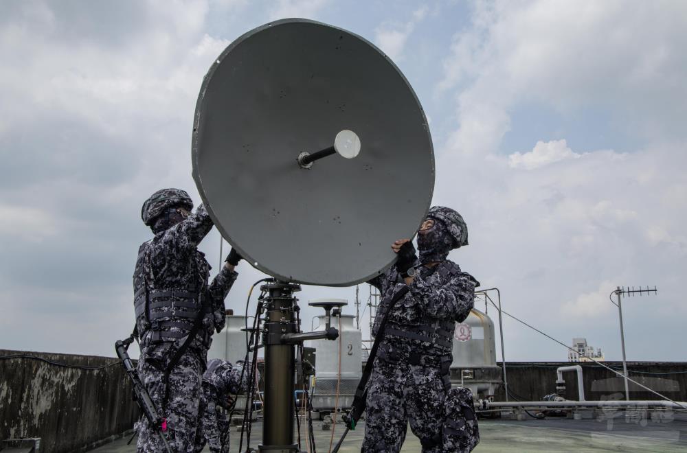 官兵依序實施天線架設、電源啟動作業。（軍聞社記者吳柏融攝）