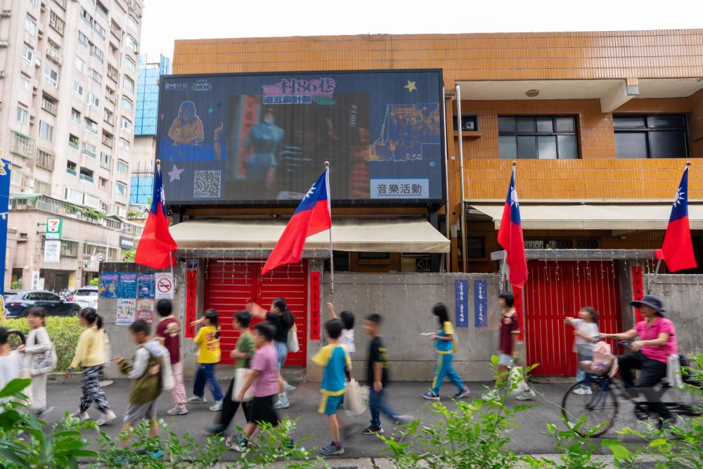 民眾往來眷村巷弄，感受濃厚國慶意象。（軍聞社記者莊家豪攝）