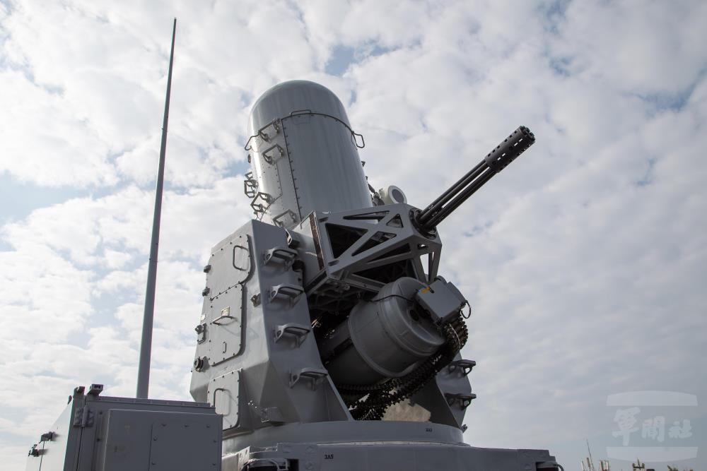 方陣快砲，具備紅外線熱顯像儀及自動追蹤功能，針對空中慢速目標及水面目標進行搜索及交戰，有效射程達2,000碼以上。（軍聞社記者王進福攝）