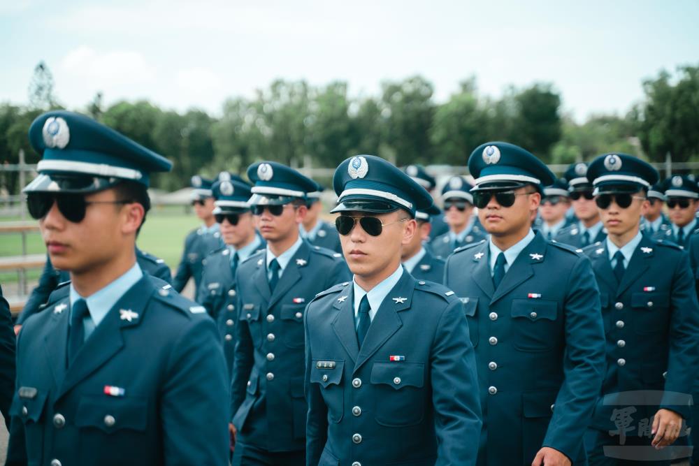 畢業生齊聚於陸軍官校，完成嶄新里程碑，邁向全新挑戰。（軍聞社記者林庭暉攝）
