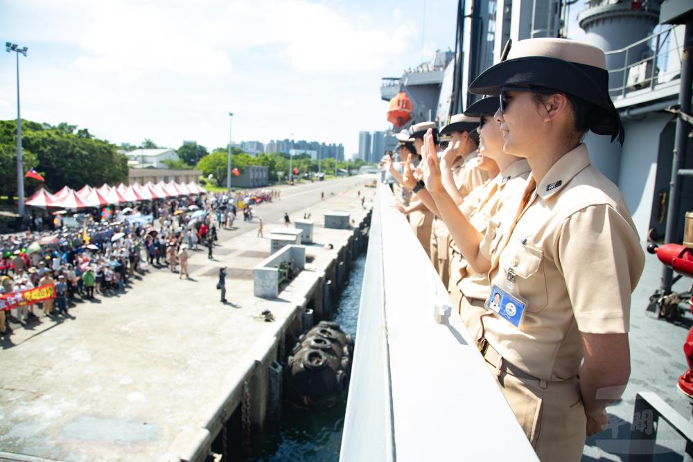 海軍114年敦睦支隊9日返抵左營軍港,官兵熱情向家人揮手。(軍聞社記者王茗生攝) 海軍114年敦睦支隊9日返抵左營軍港,官兵熱情向家人揮手。(軍聞社記者王茗生攝)