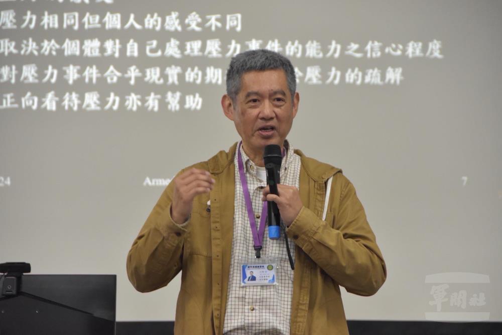 本次講座邀請國軍桃園總醫院精神科沙堅白醫師分享經驗。（憲指部提供）