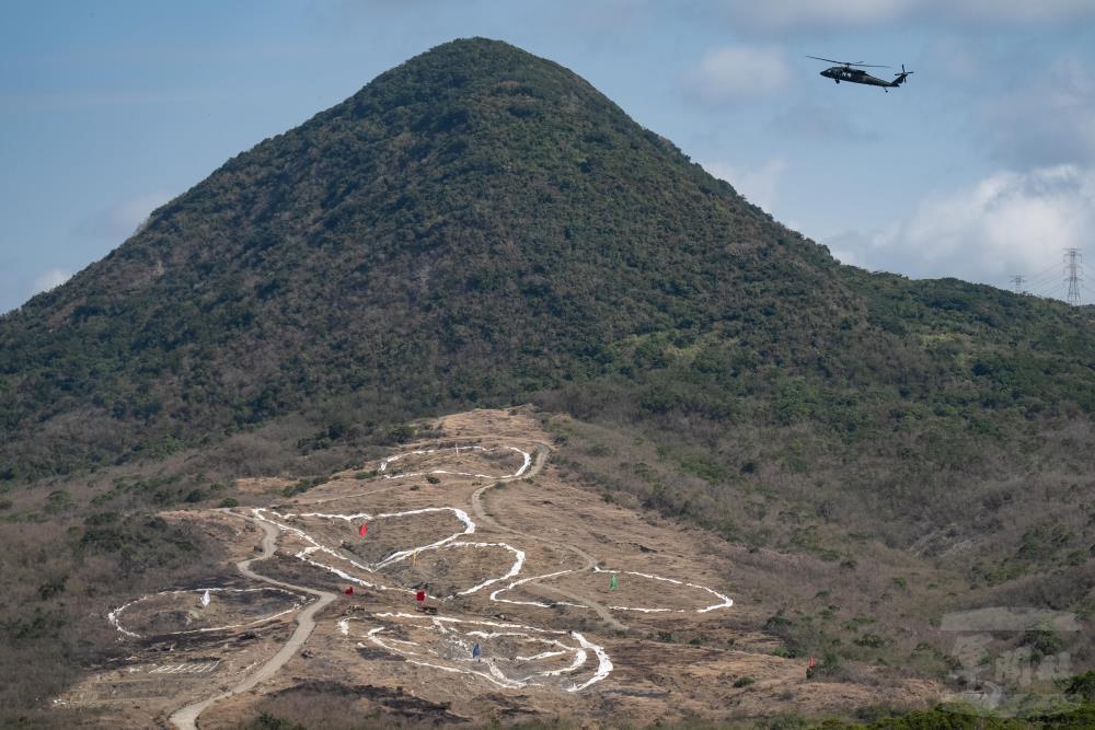  UM-60M黑鷹直升機射擊7.62公厘機槍。（軍聞社記者林庭暉攝）