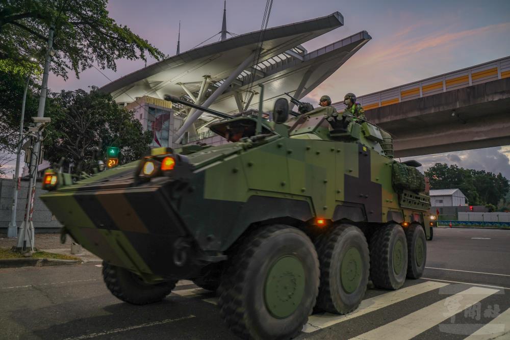 陸軍聯兵第333旅戰備部隊24日凌晨機動前往戰術位置實施戰備任務接替。（軍聞社記者林澤廷攝）