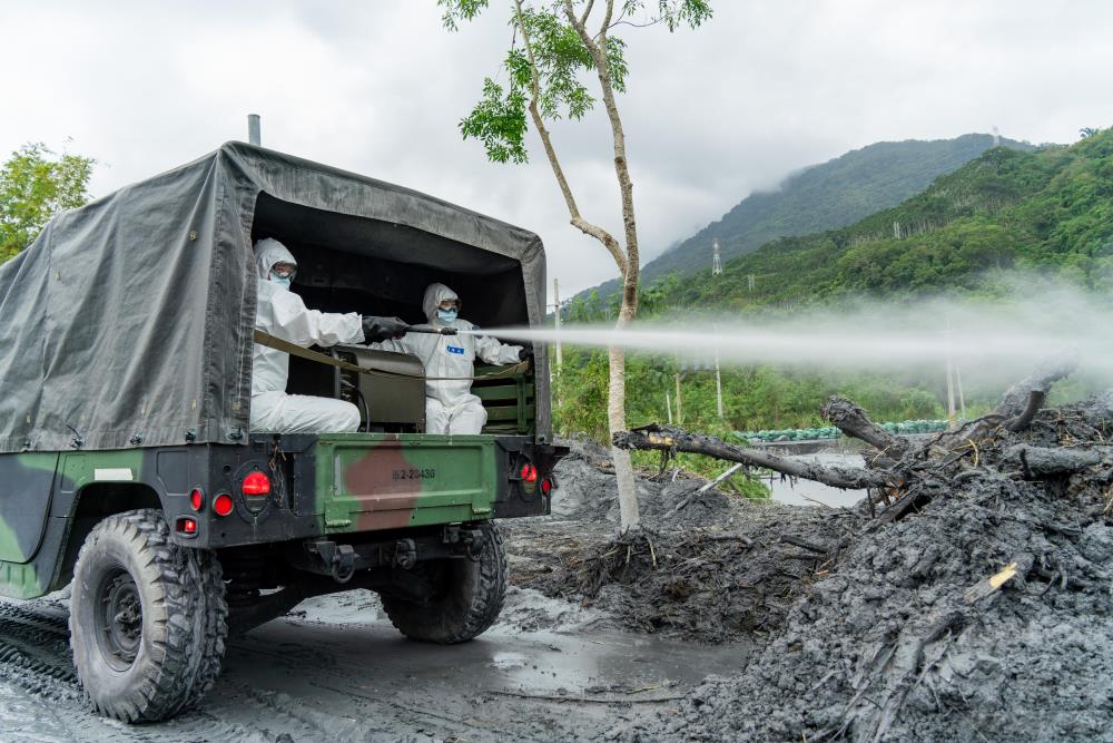 化學兵群官兵協助執行清消作業。（軍聞社記者薛皓文攝）