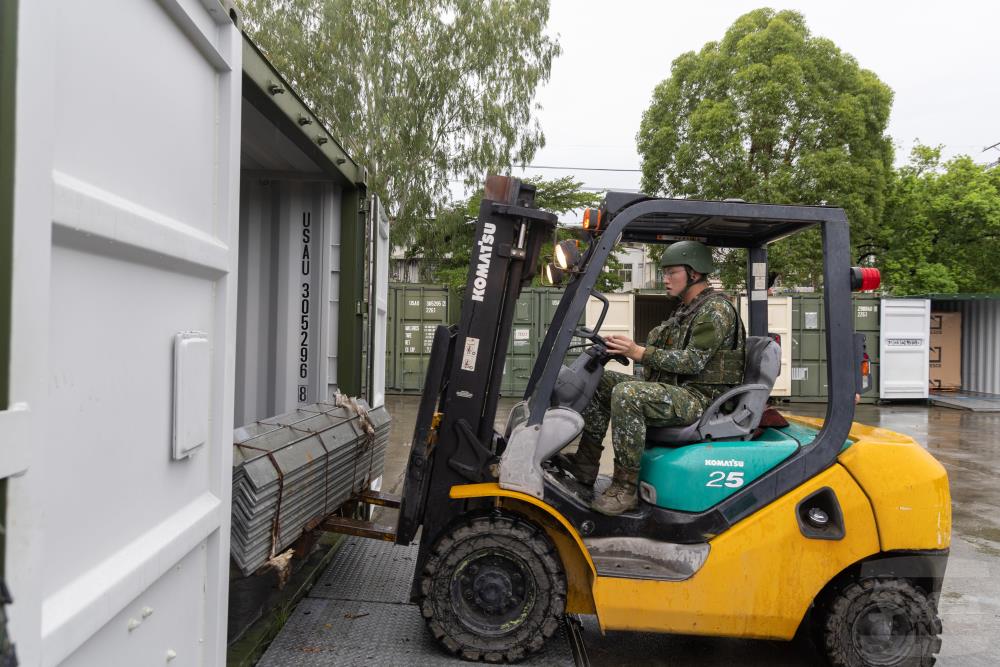 官兵將阻材設施放置貨櫃。（軍聞社記者吳柏融攝）