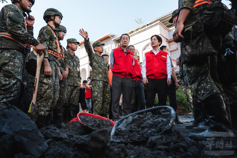 國軍將負責清淤、後勤補給等，持續不斷、日夜分班，投入救災工作。（軍聞社記者陳彥樺攝）