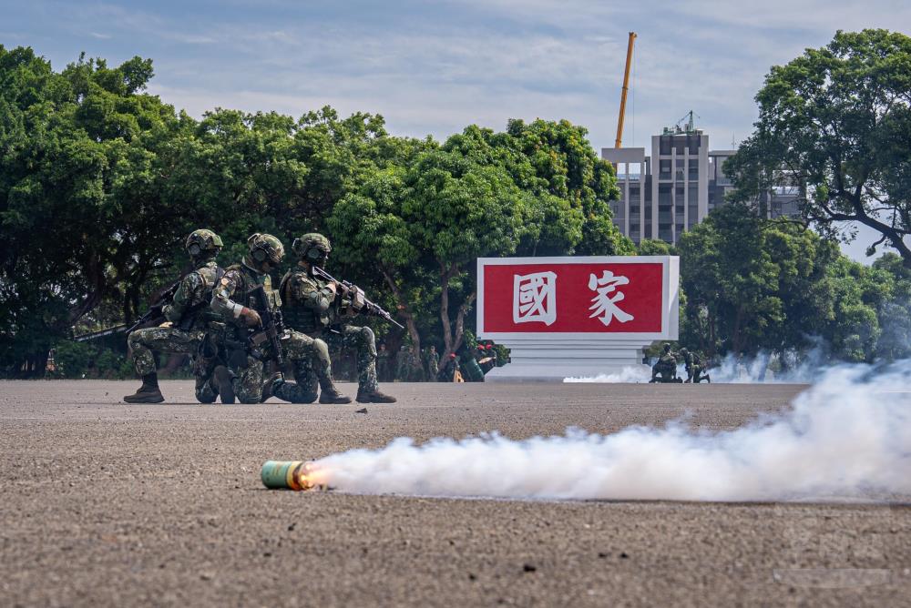 特戰官兵占領著陸場後，施放煙霧彈引導CH-47SD運輸直升機著陸。（軍聞社記者尤昱翔攝）
