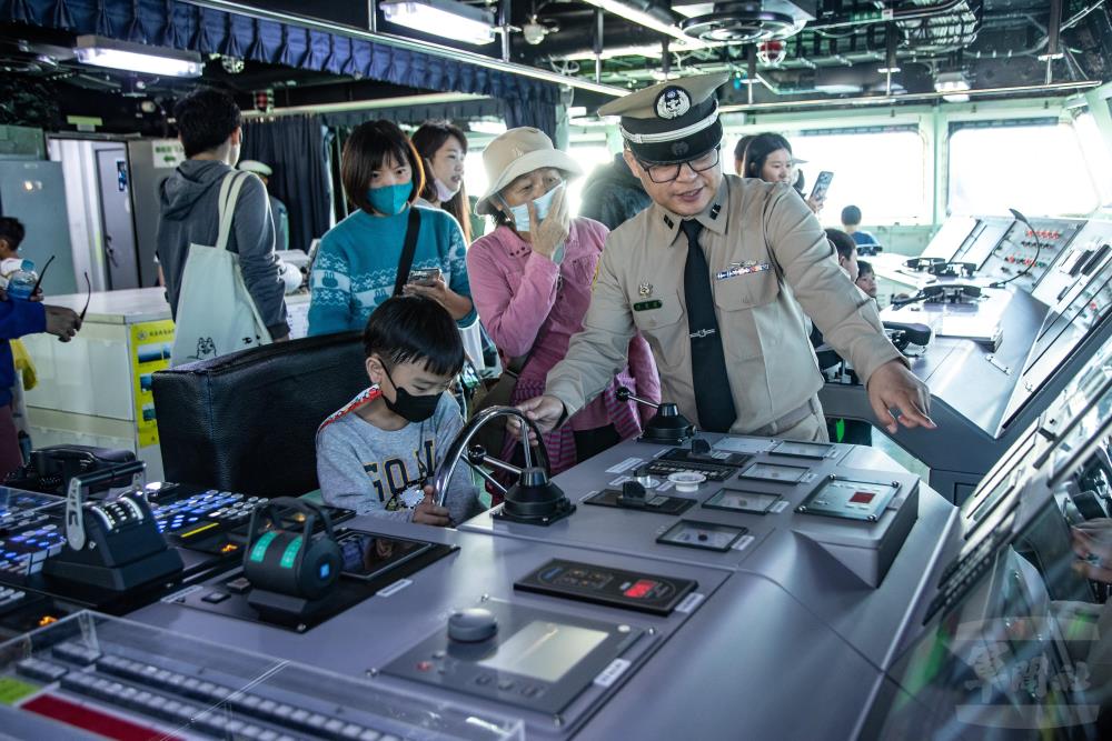 海軍官兵向參訪民眾介紹裝備。（軍聞社記者林庭暉攝）