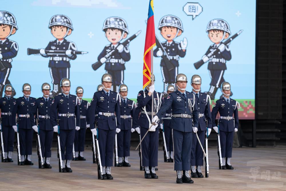 空軍儀隊開場操演。（軍聞社記者林庭暉攝）