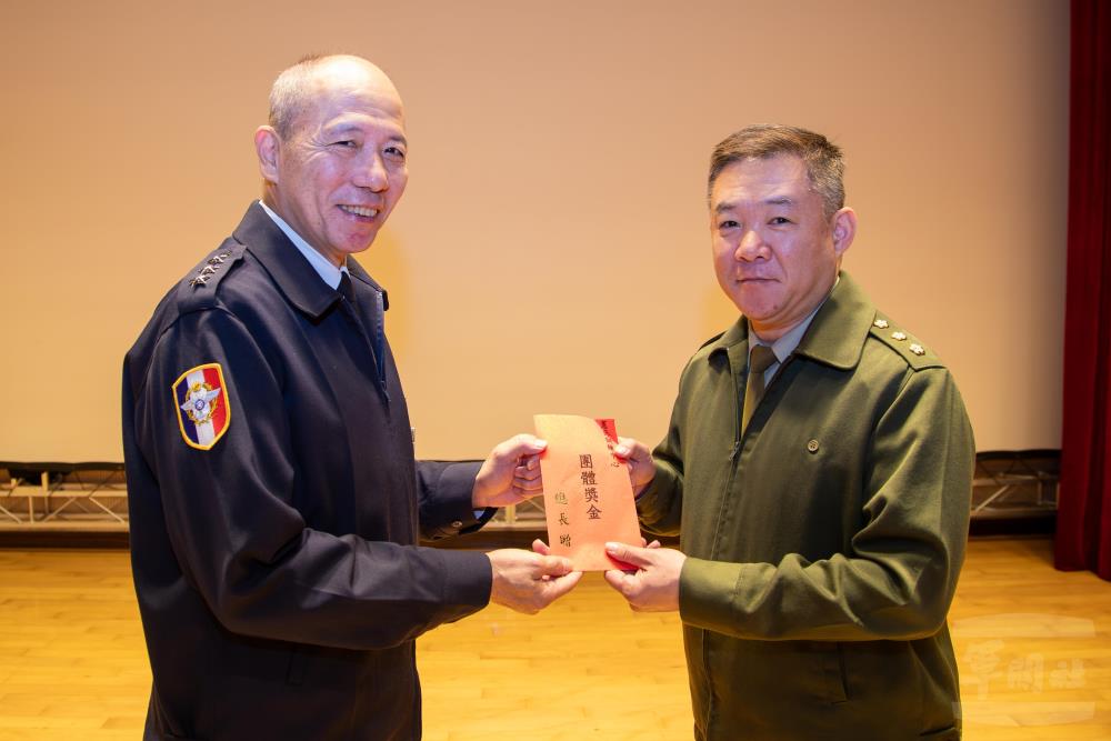 梅總長頒獎表揚招募績優單位。（軍聞社記者王進福攝）