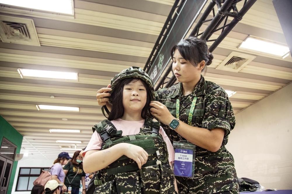 活動周邊設置國軍人才招募體驗攤位。（軍聞社記者王茗生攝）